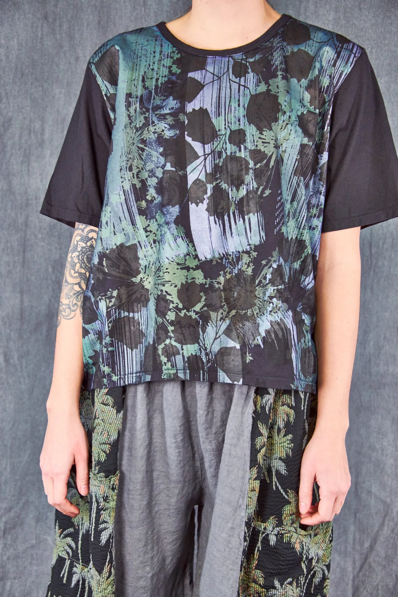 1171 Fiona Tee Blackest-Tropical Silhouette