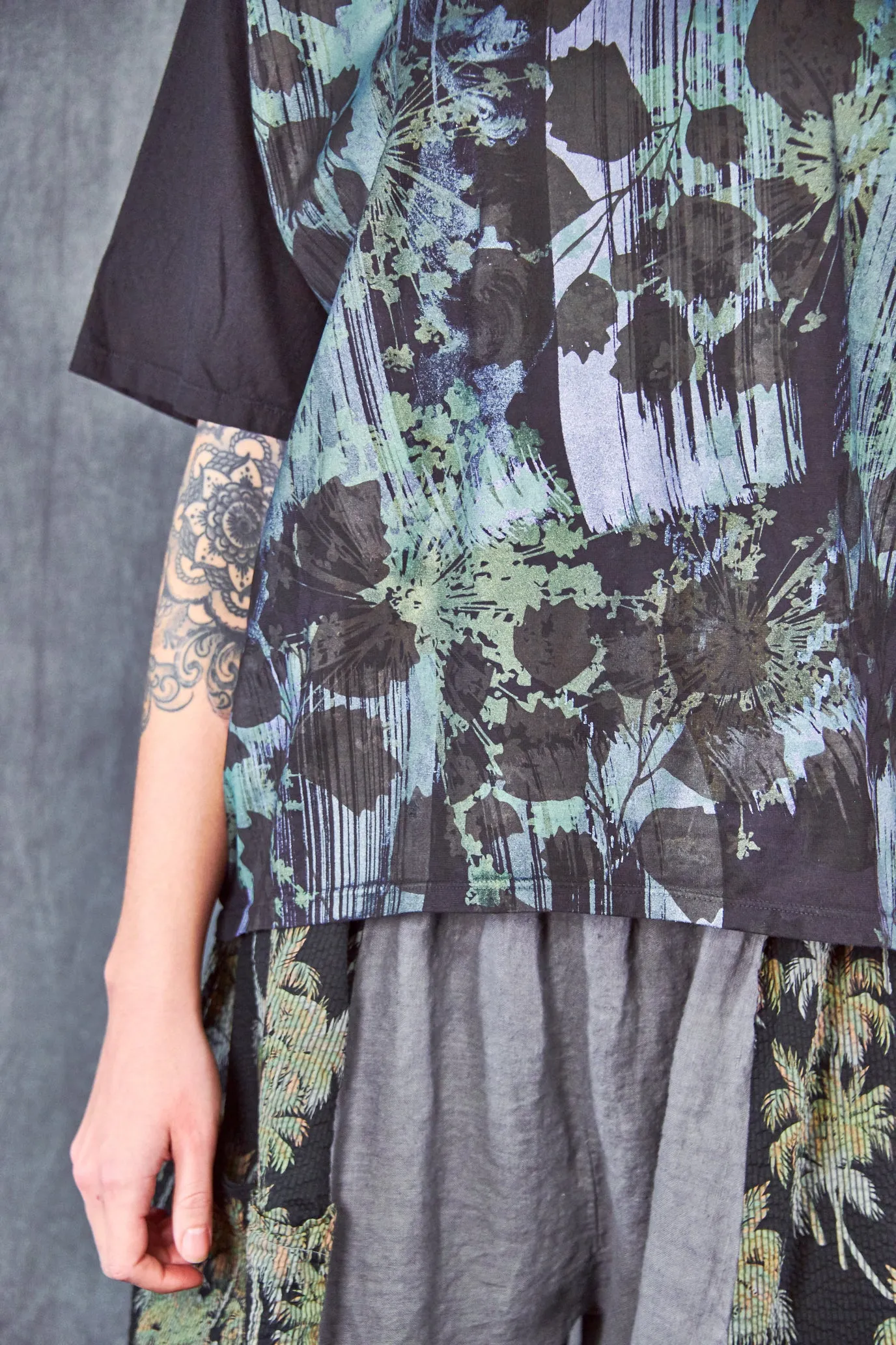 1171 Fiona Tee Blackest-Tropical Silhouette