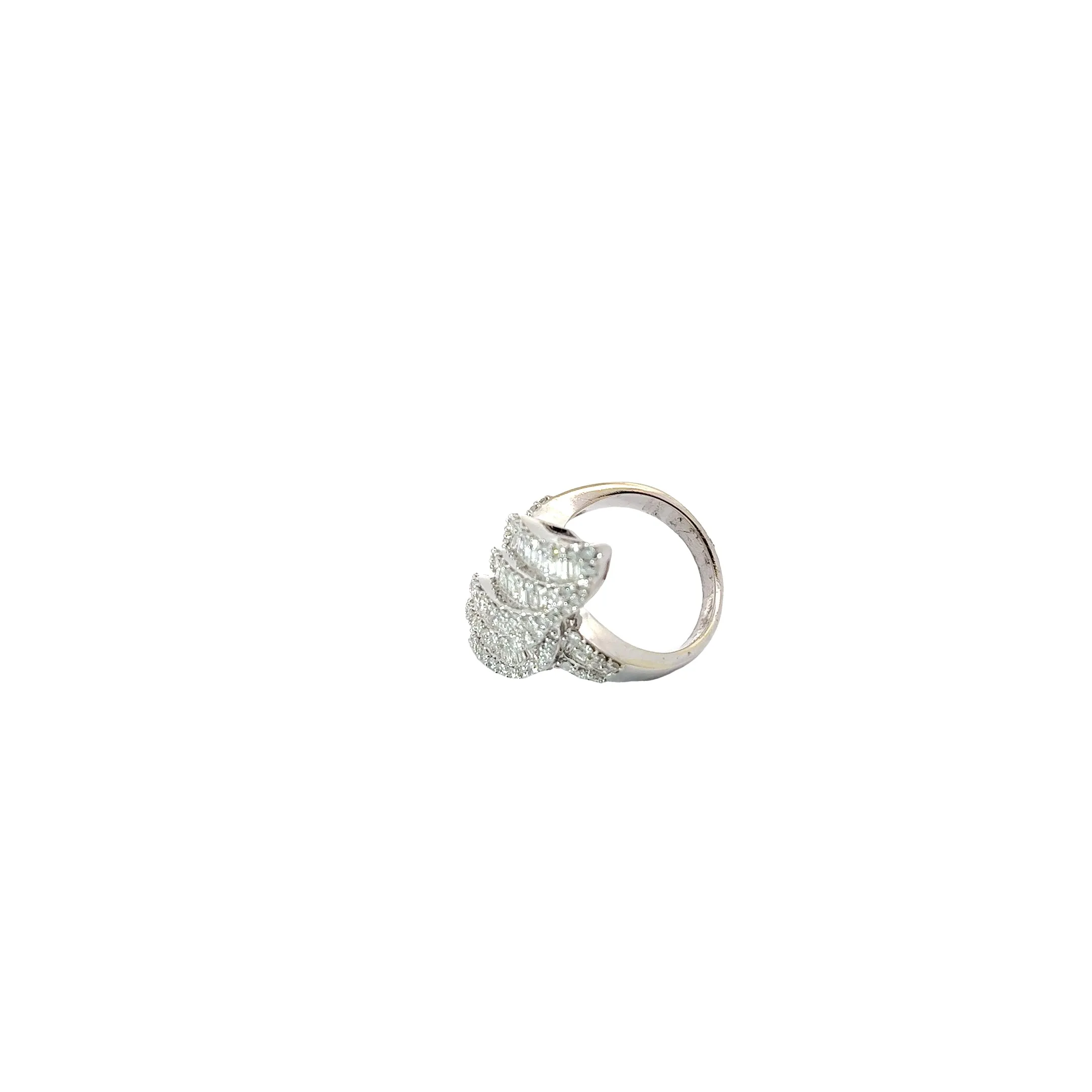 14k white gold 3.00ct H SI1 Baguette and Round diamond fashion ring