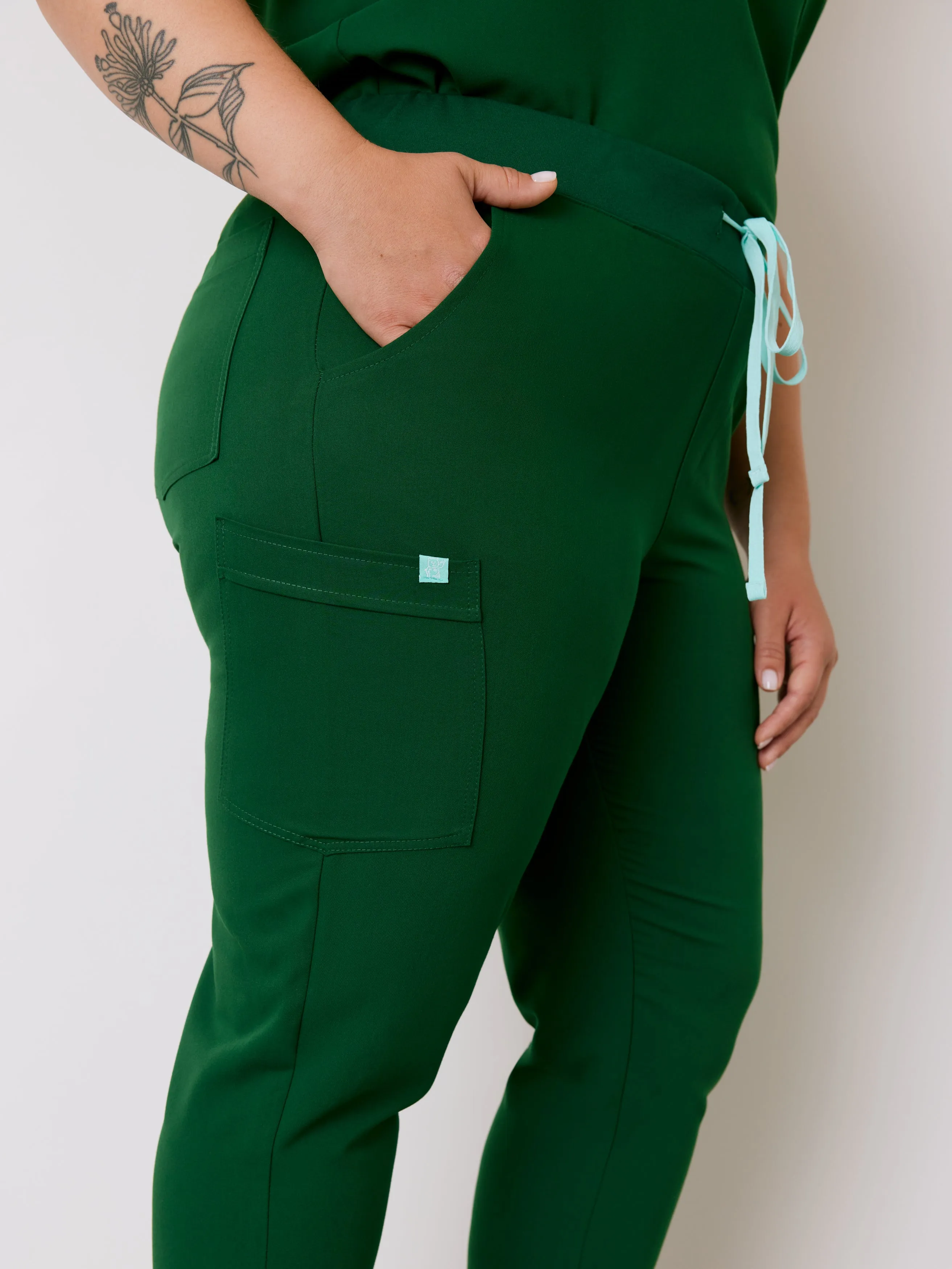 DEMI RE-GARDE™ - VERT EDEN - Jogger Scrub Pants - SILVADUR™|| DEMI RE-GARDE™ - VERT EDEN - Pantalon Jogger - SILVADUR™