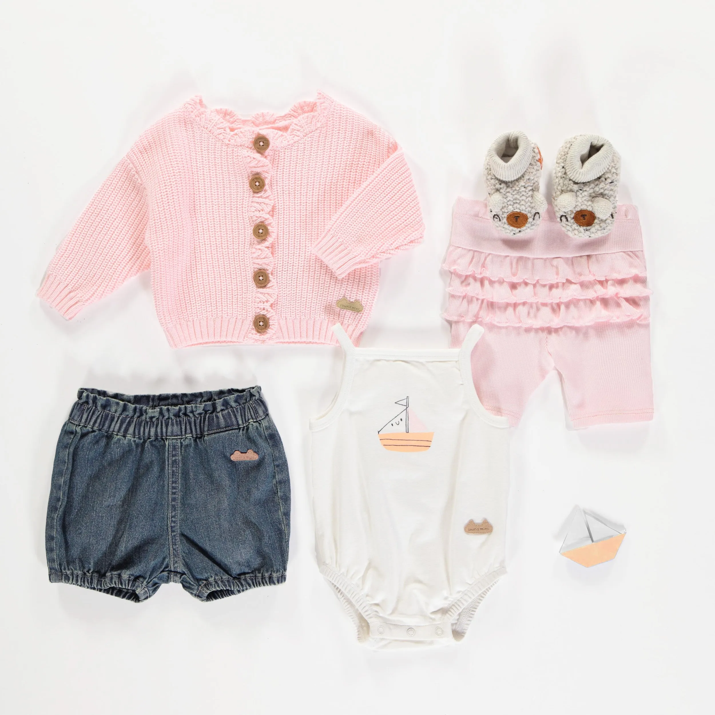 Legging rose pâle à volants en tricot côtelé biologique, naissance || Light pink legging with ruffles in organic ribbed knit, newborn