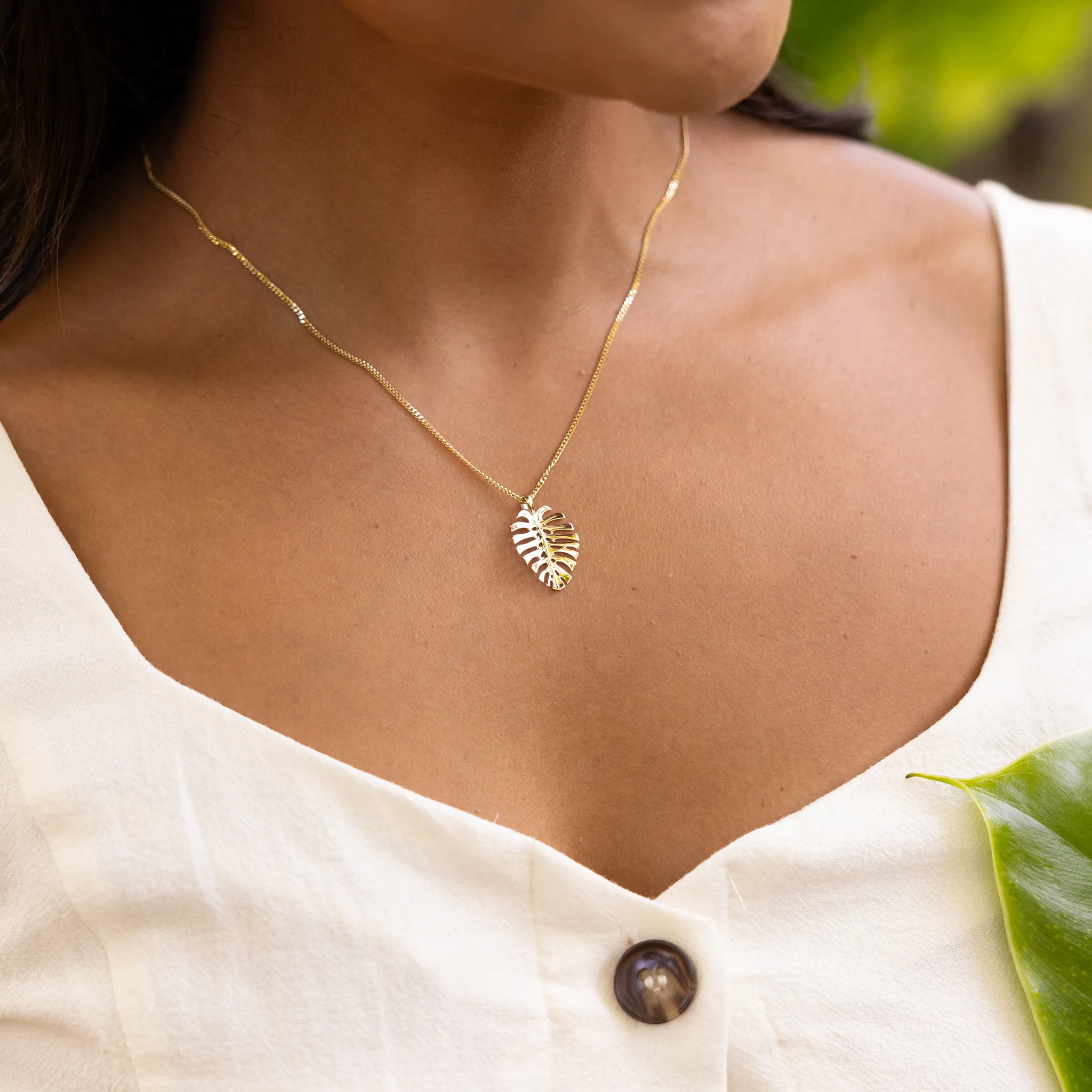 Monstera Pendant in Gold - 20mm