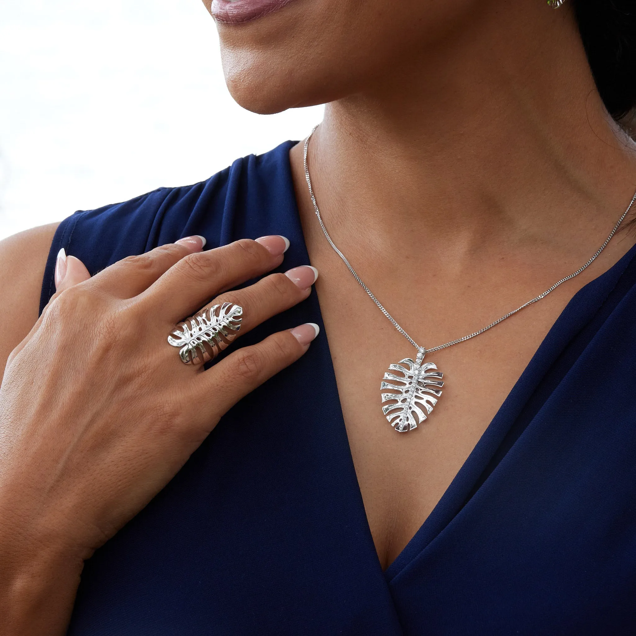 Monstera Pendant in White Gold with Diamonds - 30mm