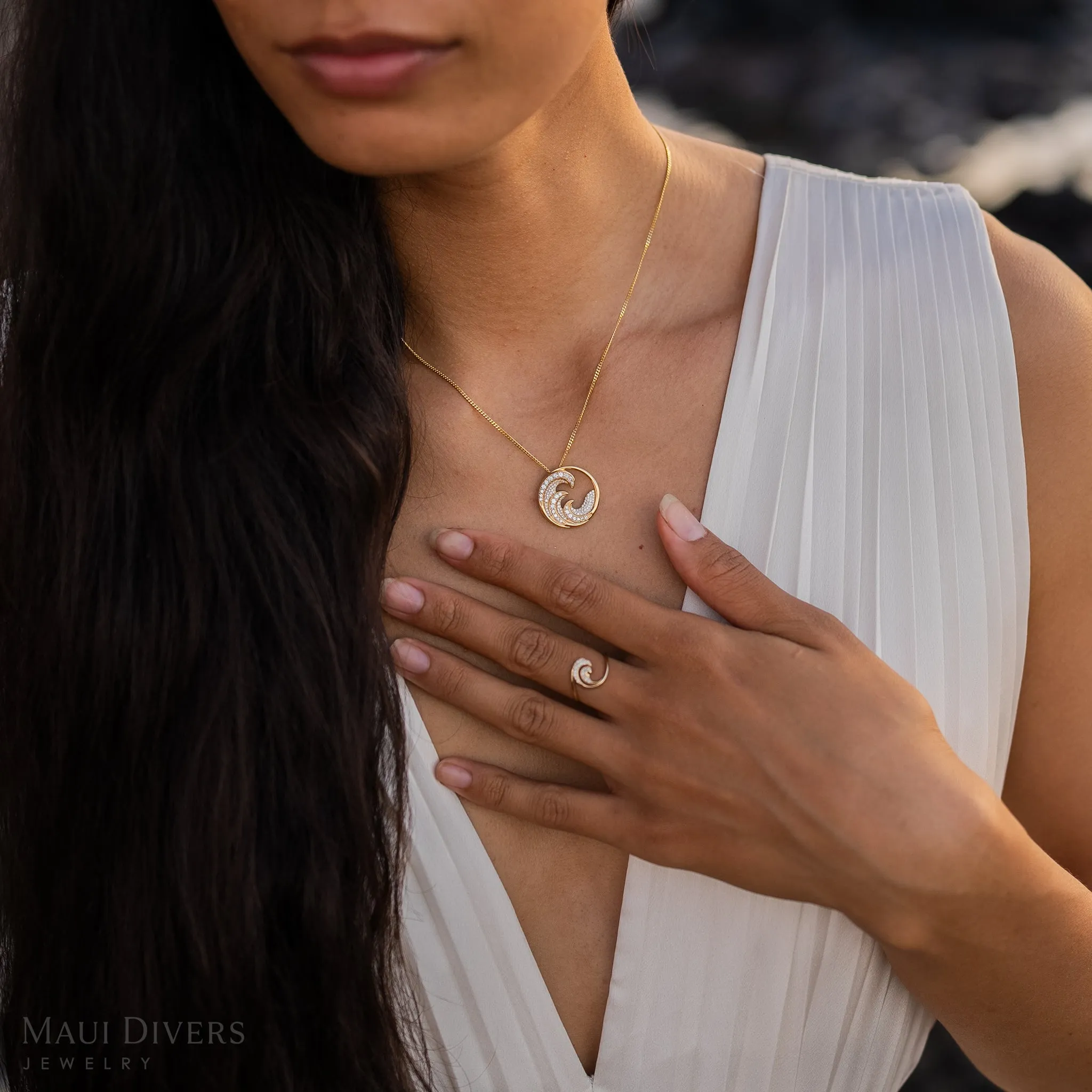 Nalu Pendant in Gold with Diamonds - 22mm