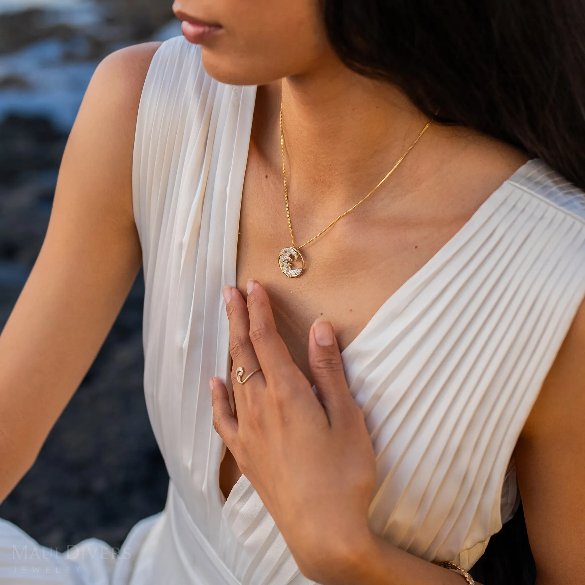 Nalu Pendant in Gold with Diamonds - 22mm