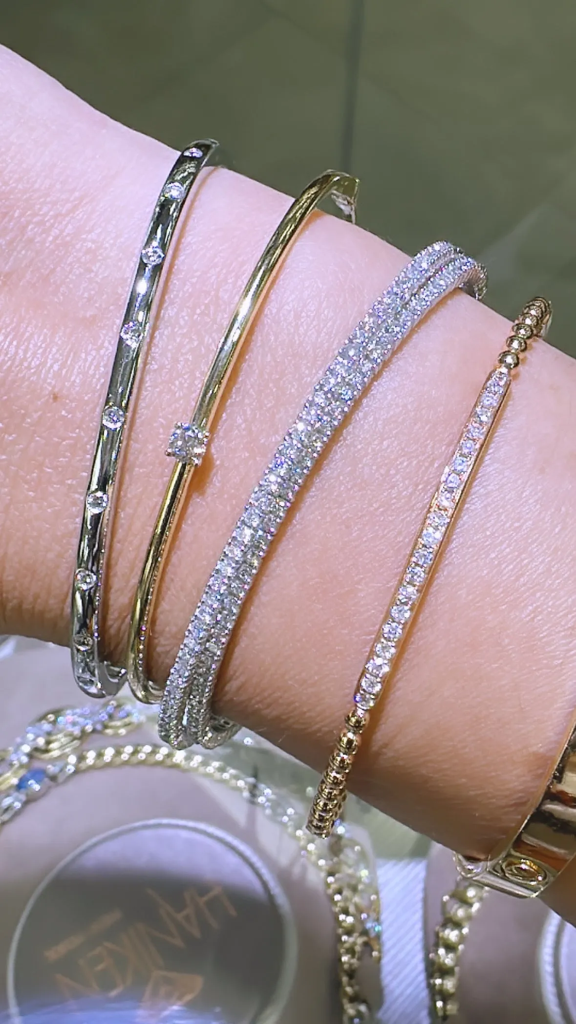 Prong Set Solitaire Round Brilliant-cut Diamond Bangle Bracelet