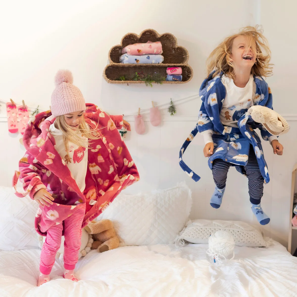 Robe de chambre rose à motif automnal en peluche, enfant || Pink dressing gown with autumnal all over print in plush, child