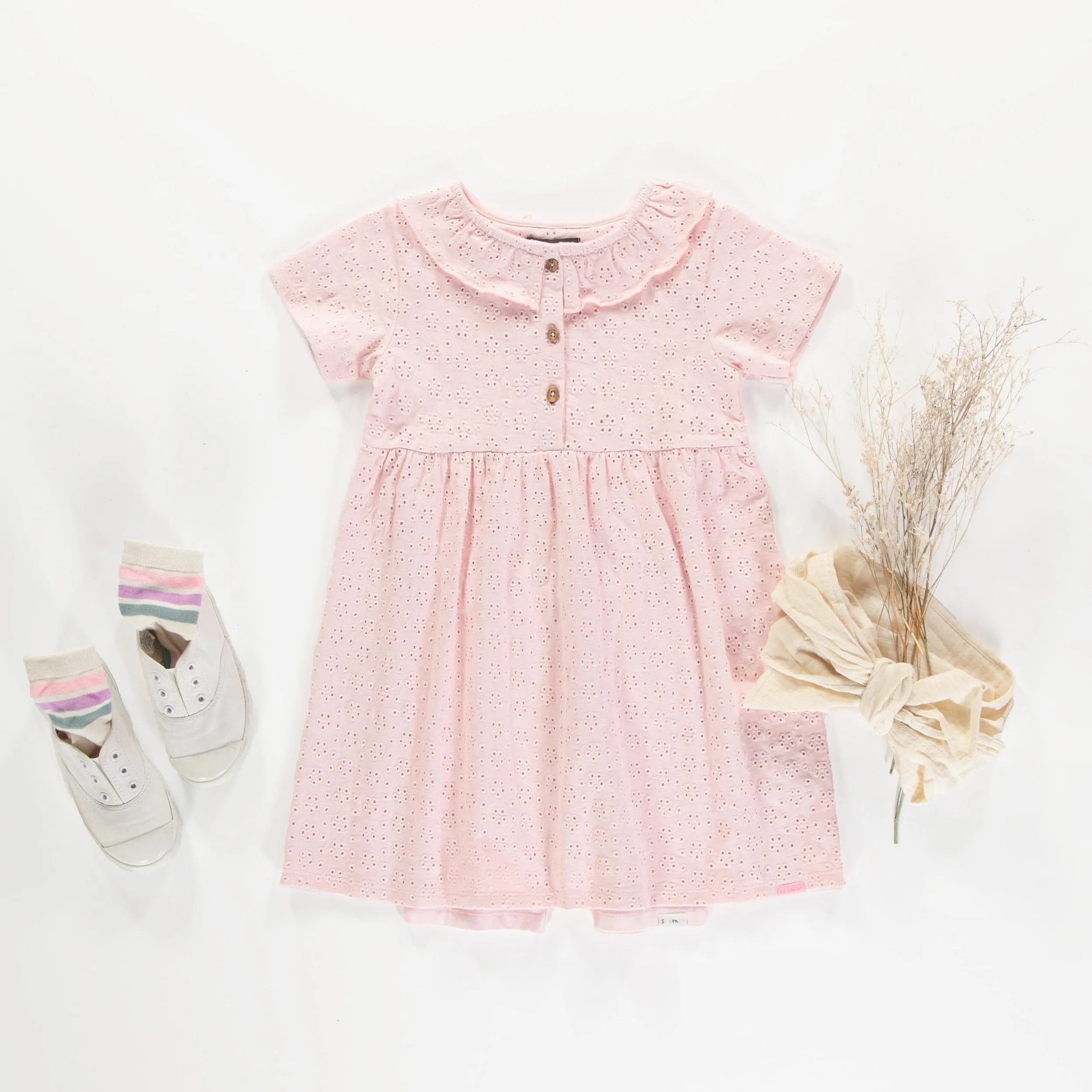 Robe rose en broderie anglaise à fleurs ajourées en jersey extensible, enfant  || Pink dress in broderie anglaise with openwork flowers in stretch jersey, child