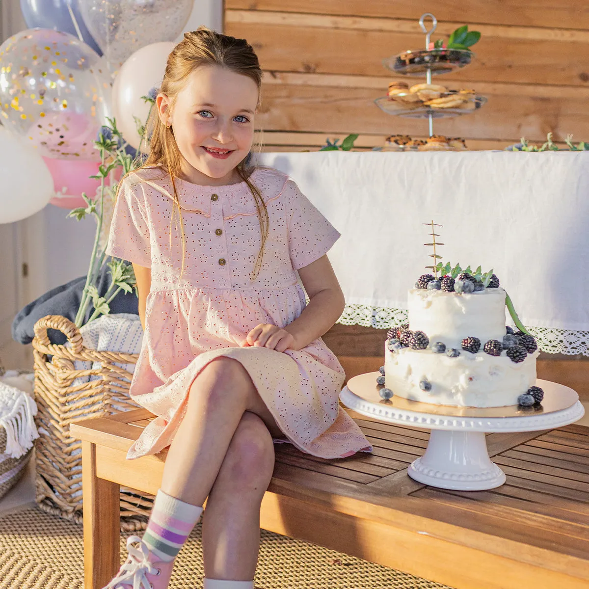 Robe rose en broderie anglaise à fleurs ajourées en jersey extensible, enfant  || Pink dress in broderie anglaise with openwork flowers in stretch jersey, child