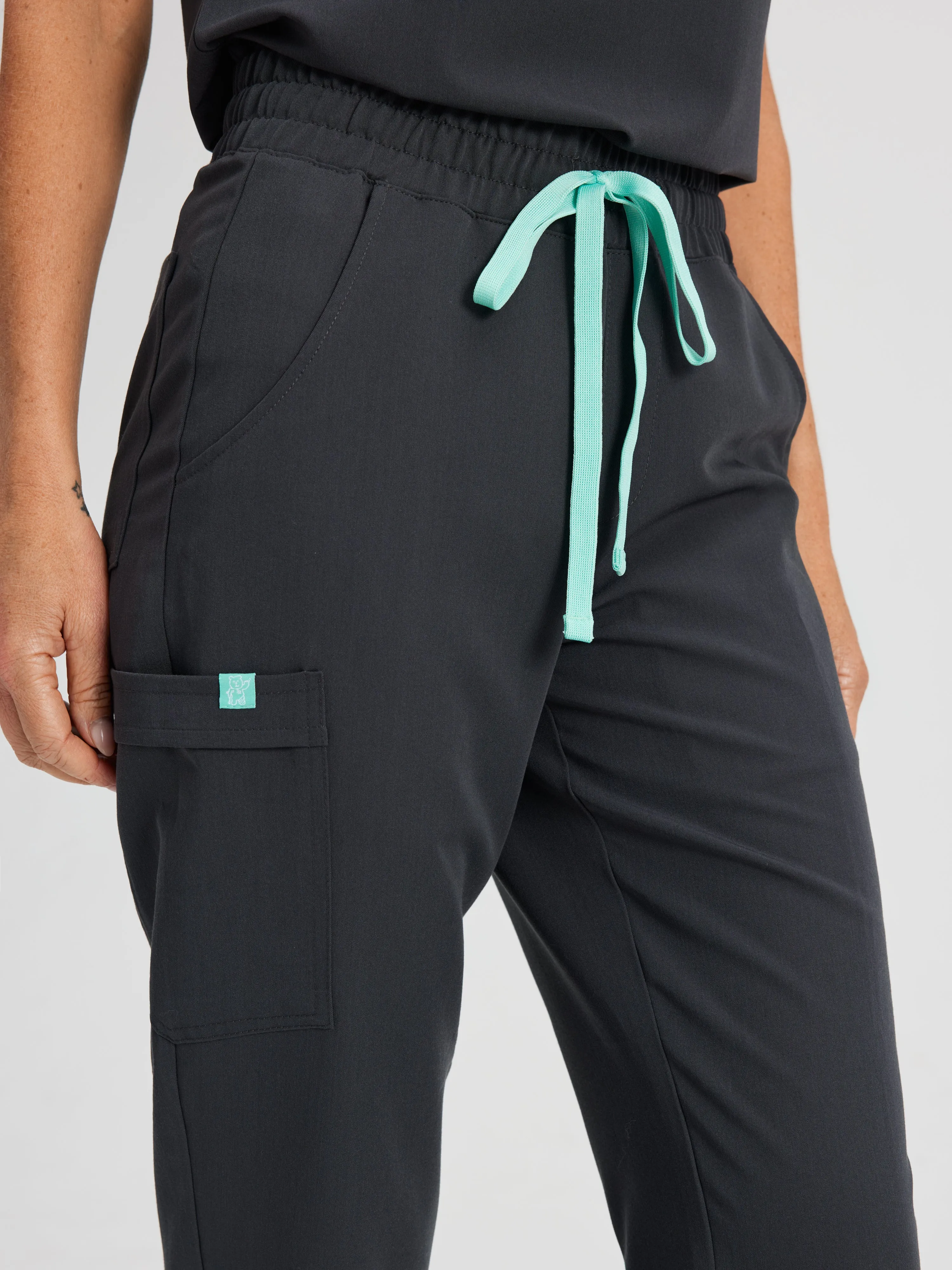 ROSIE RE-GARDE™ - CHARBON - Jogger Scrub Pants - SILVADUR™||ROSIE RE-GARDE™ - CHARBON - Pantalon Jogger - SILVADUR™