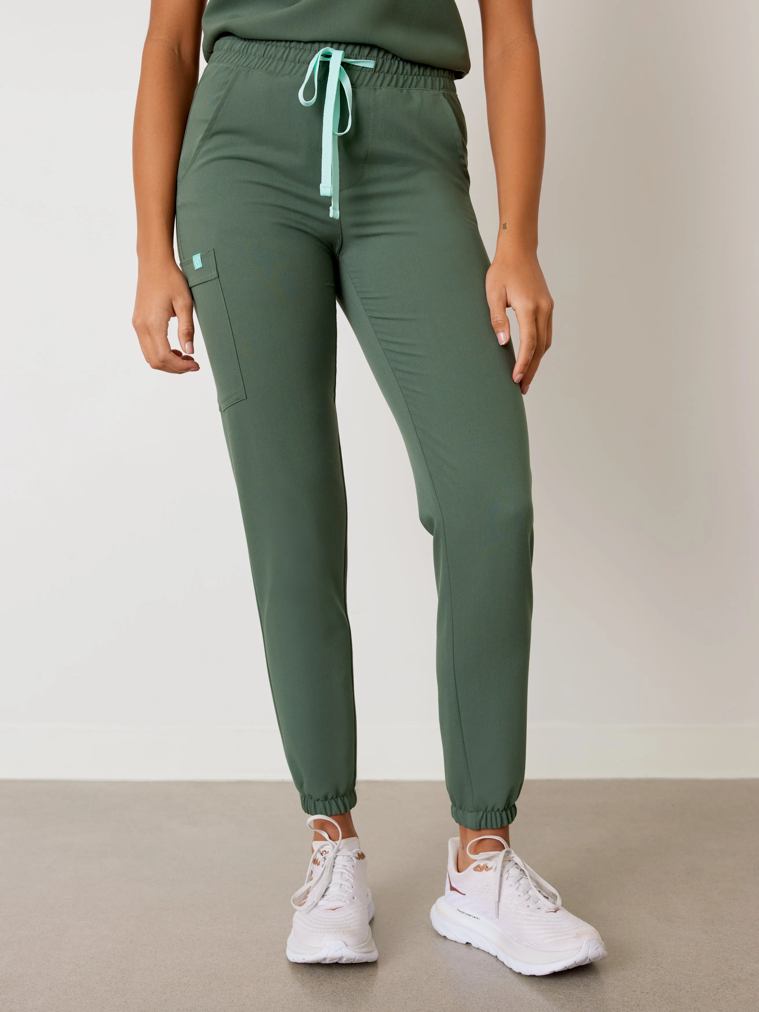 ROSIE RE-GARDE™ - EUCALYPTUS - Jogger Scrub Pants - SILVADUR™||ROSIE RE-GARDE™ - EUCALYPTUS - Pantalon Jogger - SILVADUR™