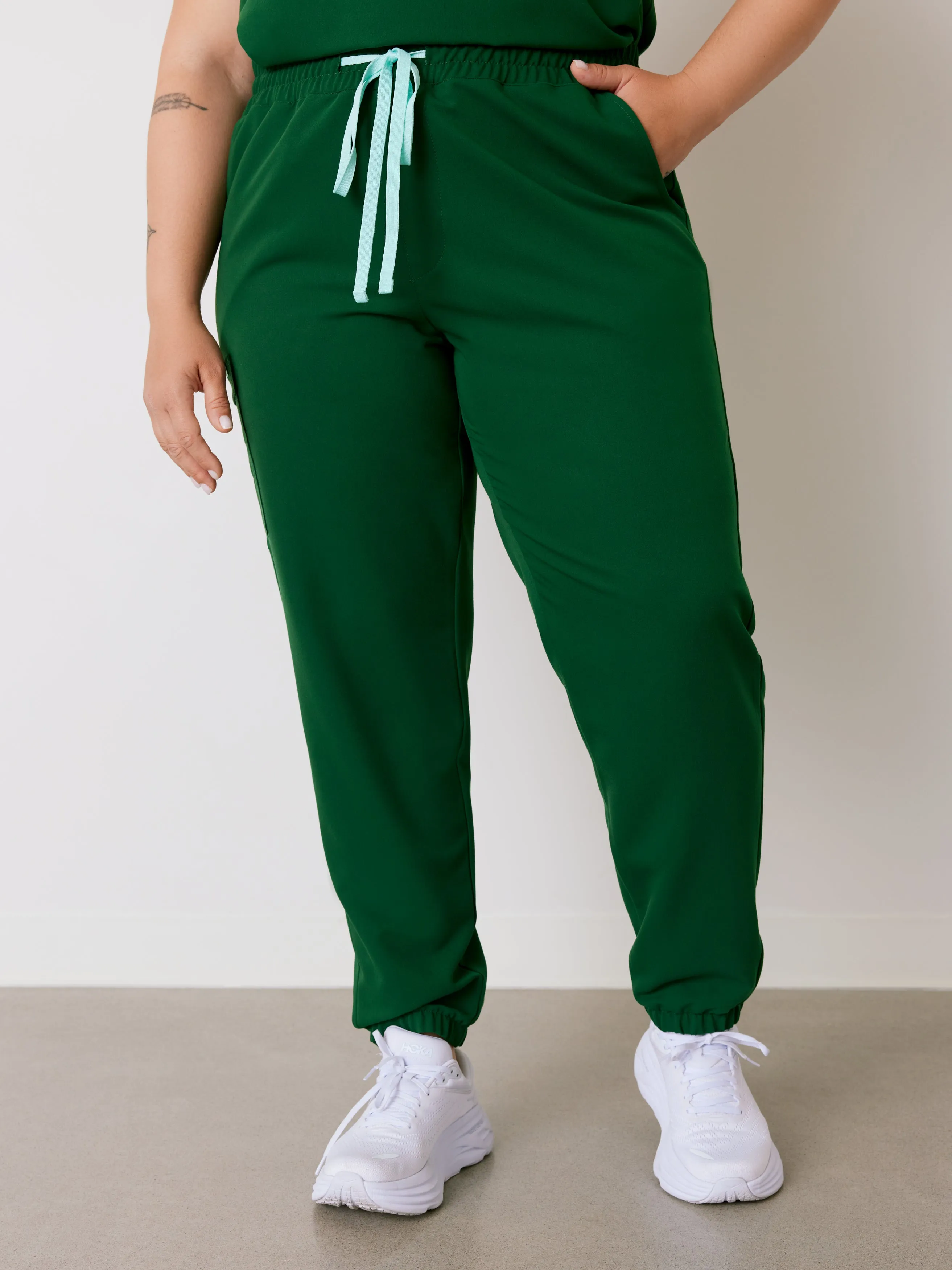 ROSIE RE-GARDE™ - VERT EDEN - Jogger Scrub Pants - SILVADUR™||ROSIE RE-GARDE™ - VERT EDEN - Pantalon Jogger - SILVADUR™