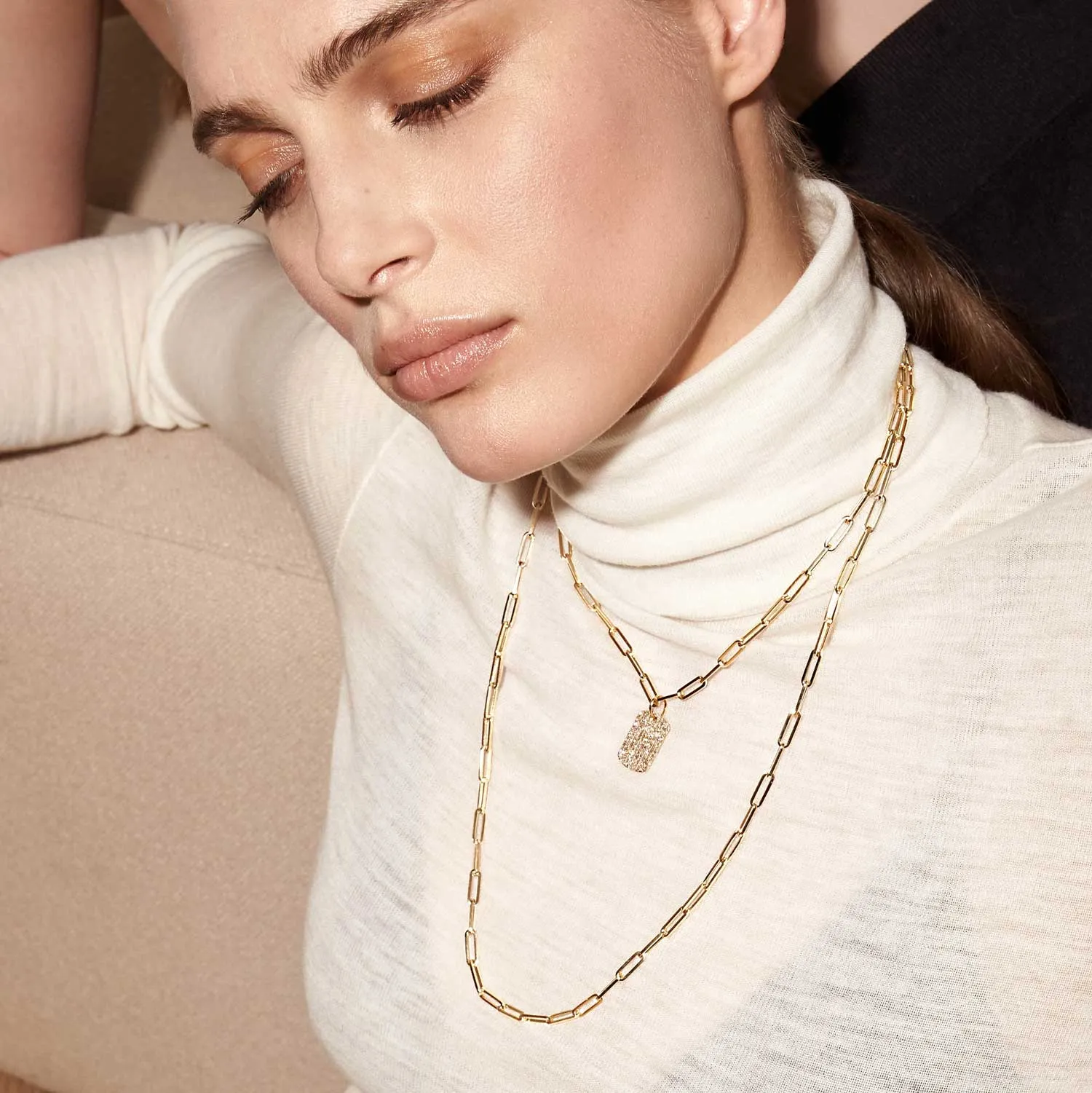 Yellow Curved Pendant on Links Chain Necklace